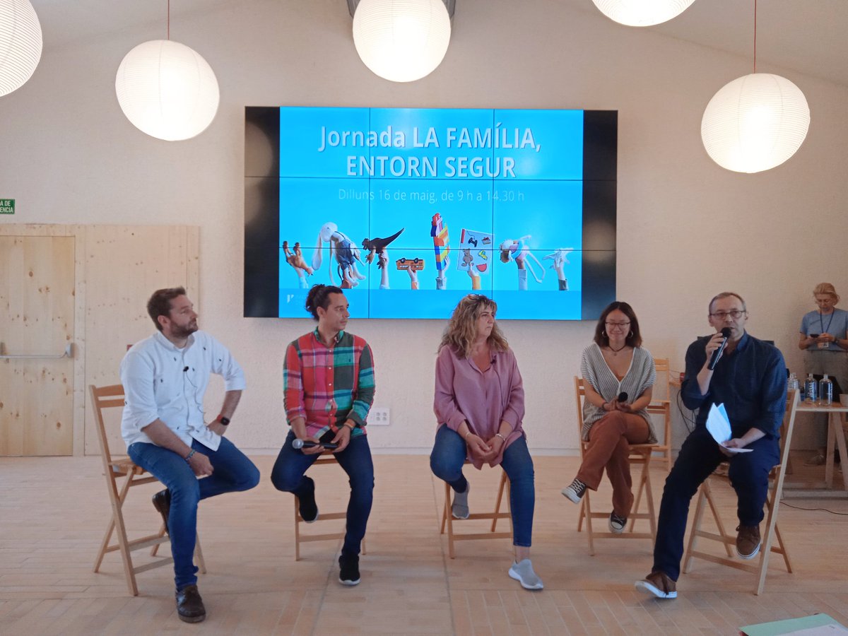 imasmallorca's tweet photo. 👪 Reprenem la jornada #laFamiliaEntornSegur amb una taula rodona sobre les experiències en els #acolliments i les #adopcions
Carles i Toni com a pares adoptius, María com a mare acollidora i Noor com a jove en acollida, ens comparteixen les seves vivències
#SetmanadelaFamilia https://t.co/rGS6OEw23r