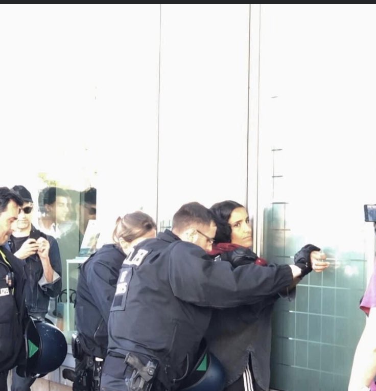 170 συλλήψεις έγιναν χτες στο Βερολίνο, ατόμων που έφεραν σημαίες ή φορούσαν οτιδήποτε αναφέρεται στην Παλαιστίνη. Η γερμανική αστυνομία απαγόρευσε τις διαδηλώσεις.
Λευτεριά στην Παλαιστινη