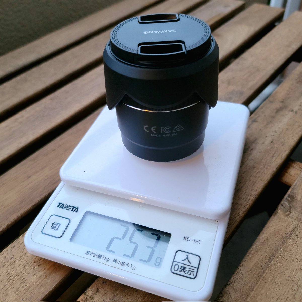 by_kuma's tweet photo. ニューレンズを買いました。
コスパ抜群、SAMYANG AF 24mm F1.8 FE。
非常に軽く、また強烈なボケ感を味わえるのでキットレンズからの変更は満足感が高そうです。
まだ室内での試し撮りのみなので、晴れたら屋外で撮影してみよーっと。
#sonyalpha #α7c #alpha7c #SAMYANG #bokeh https://t.co/1zCVDu7b6j