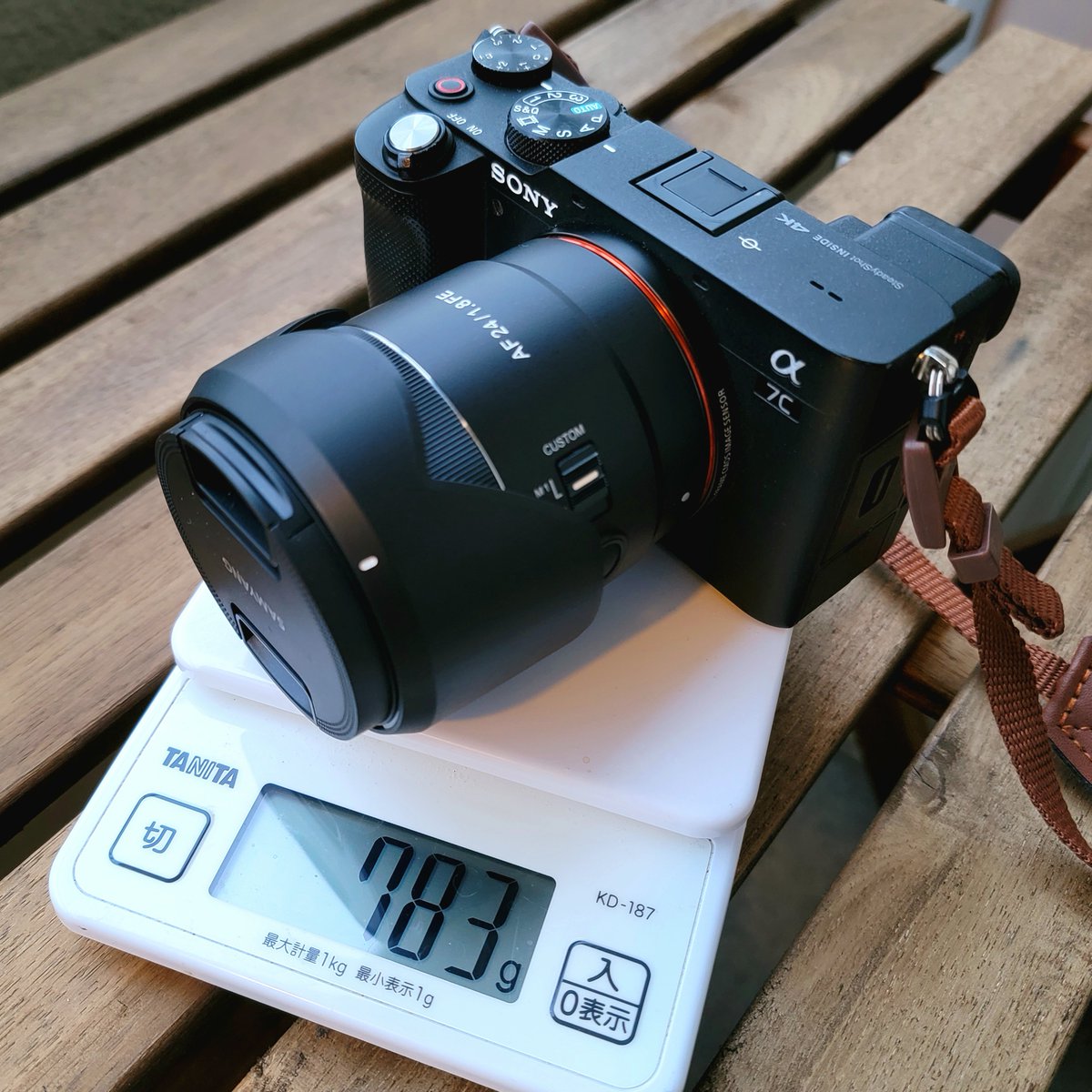 by_kuma's tweet photo. ニューレンズを買いました。
コスパ抜群、SAMYANG AF 24mm F1.8 FE。
非常に軽く、また強烈なボケ感を味わえるのでキットレンズからの変更は満足感が高そうです。
まだ室内での試し撮りのみなので、晴れたら屋外で撮影してみよーっと。
#sonyalpha #α7c #alpha7c #SAMYANG #bokeh https://t.co/1zCVDu7b6j