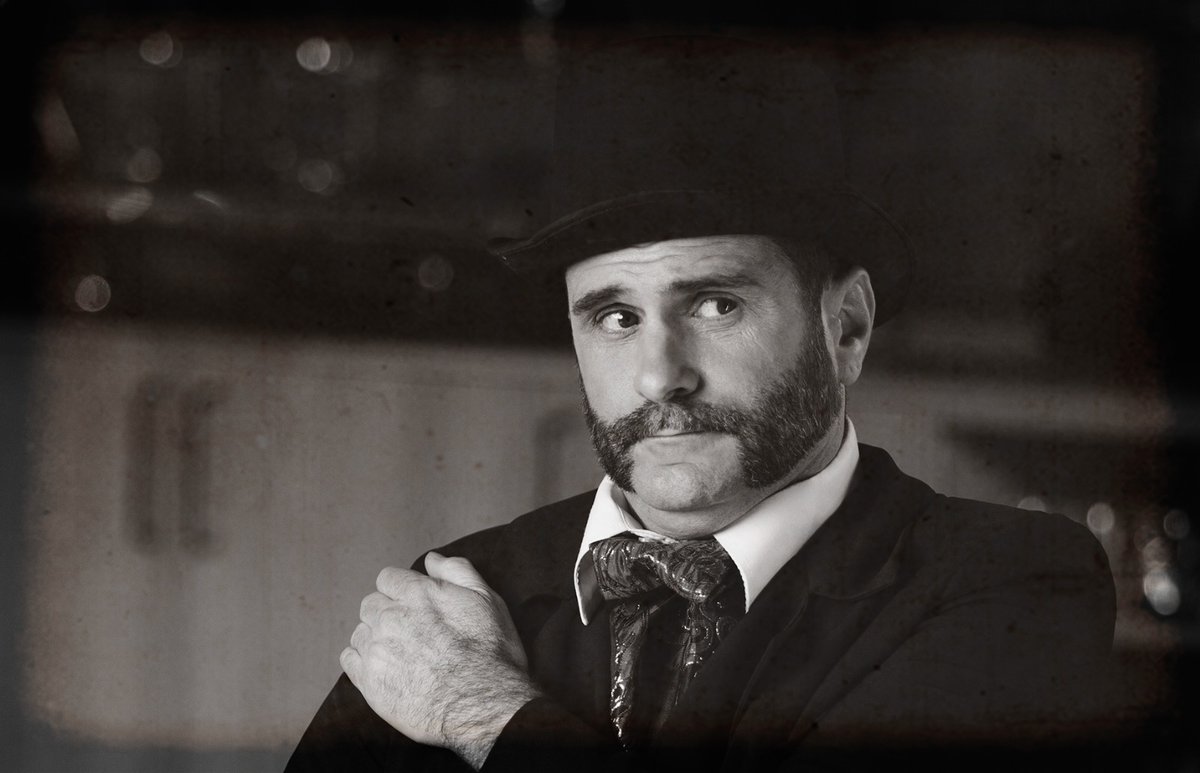 H. #Sanahuja va ser un comissionista de vins de Tarragona que va operar entre les dècades dels 70 i 80 del s. XIX, abans de l’arribada de la  fil·loxera. Conegut per la seva forma de fer, no sempre honesta, es convertir en un dels personatges més populars de la Marina. 🎩🍷👇FIL