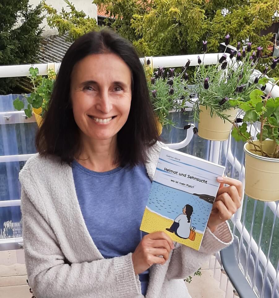 SimoneFass's tweet photo. „Jetzt darf es hinaus in die Welt“. Die Autorin Gudrun Nilius hat ihren zweiten Roman in Einfacher Sprache geschrieben. Ich durfte die Umschlagsillustration zeichnen. Nun ist das Buch endlich fertig! Für einen kleinen Einblick ins Buch: https://t.co/BZJTQowvF2 https://t.co/gkq801VtGl