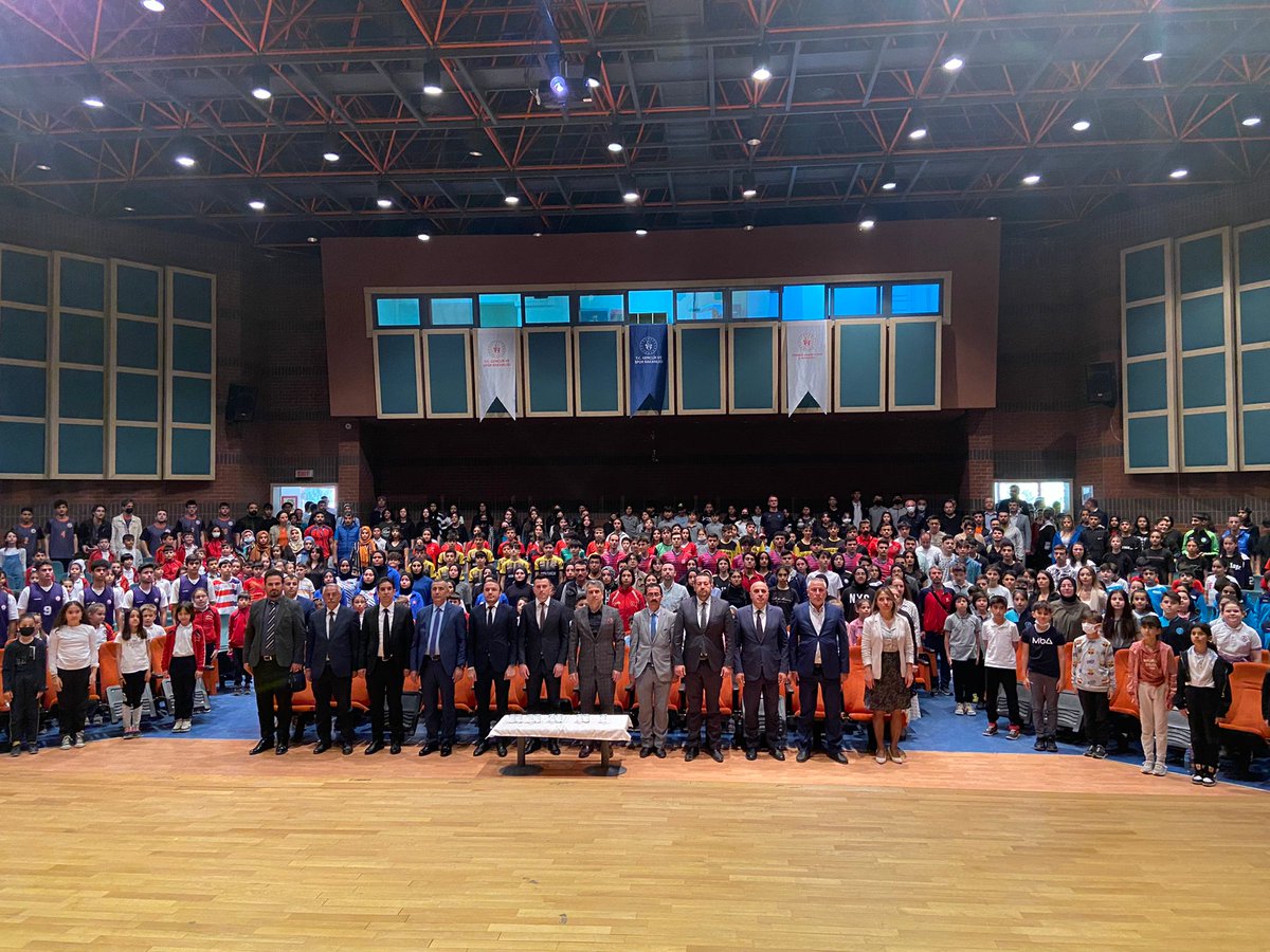 tcesenyurt's tweet photo. Kaymakamımız Sayın @KaragulVural, 2021-2022 Yılı Okul Sporları kapsamında ilçemiz adına spor alanında İstanbul ve Türkiye şampiyonalarında derece yapan çocuklarımıza ödüllerini Borusan Asım Kocabıyık Mesleki ve Teknik Anadolu Lisesinde düzenlenen törende takdim etti. https://t.co/6vEOKKDaGx