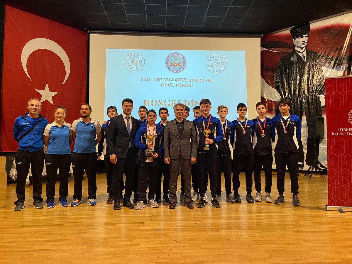 tcesenyurt's tweet photo. Kaymakamımız Sayın @KaragulVural, 2021-2022 Yılı Okul Sporları kapsamında ilçemiz adına spor alanında İstanbul ve Türkiye şampiyonalarında derece yapan çocuklarımıza ödüllerini Borusan Asım Kocabıyık Mesleki ve Teknik Anadolu Lisesinde düzenlenen törende takdim etti. https://t.co/6vEOKKDaGx