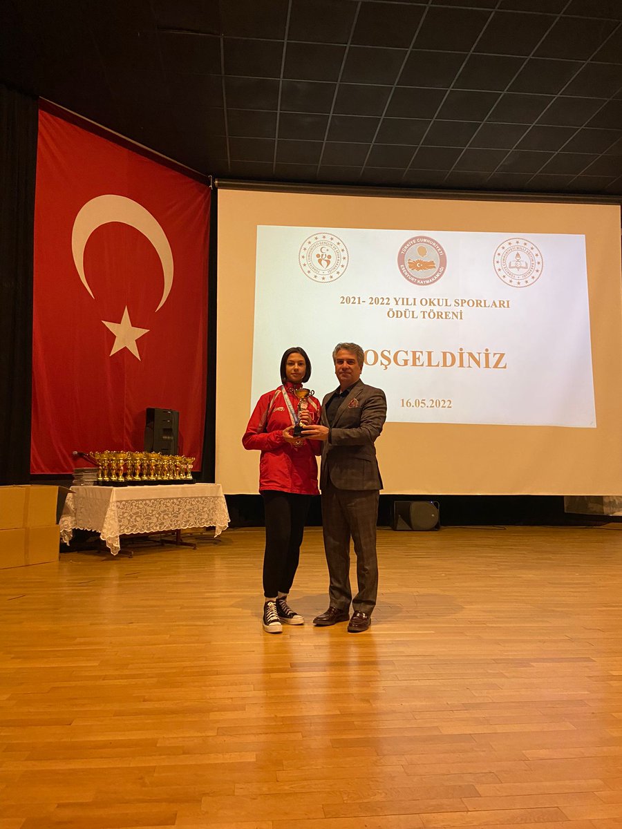 tcesenyurt's tweet photo. Kaymakamımız Sayın @KaragulVural, 2021-2022 Yılı Okul Sporları kapsamında ilçemiz adına spor alanında İstanbul ve Türkiye şampiyonalarında derece yapan çocuklarımıza ödüllerini Borusan Asım Kocabıyık Mesleki ve Teknik Anadolu Lisesinde düzenlenen törende takdim etti. https://t.co/6vEOKKDaGx