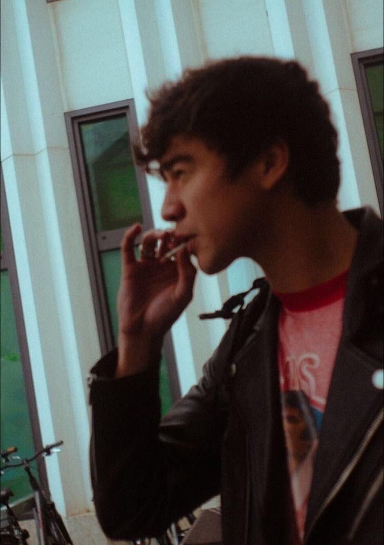 comfort5sauce's tweet photo. if smoking bad why calum hood so hot doing it https://t.co/QYJgw48RII