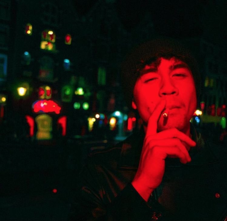comfort5sauce's tweet photo. if smoking bad why calum hood so hot doing it https://t.co/QYJgw48RII