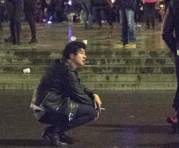 comfort5sauce's tweet photo. if smoking bad why calum hood so hot doing it https://t.co/QYJgw48RII