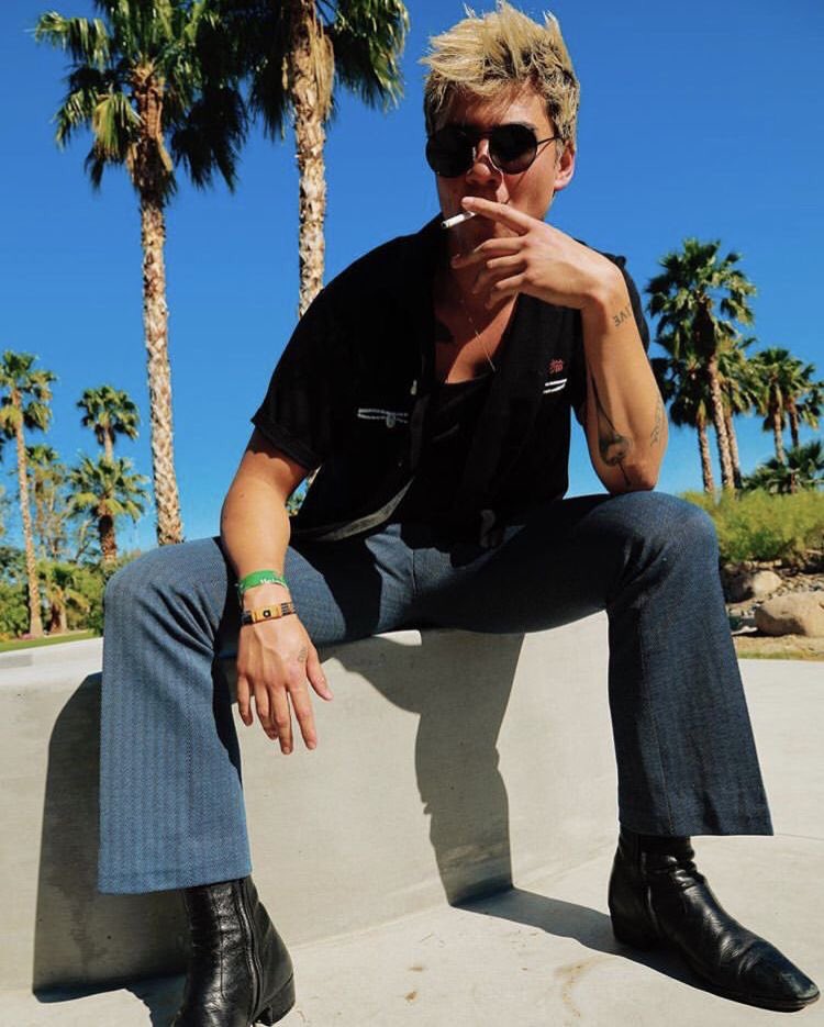 comfort5sauce's tweet photo. if smoking bad why calum hood so hot doing it https://t.co/QYJgw48RII