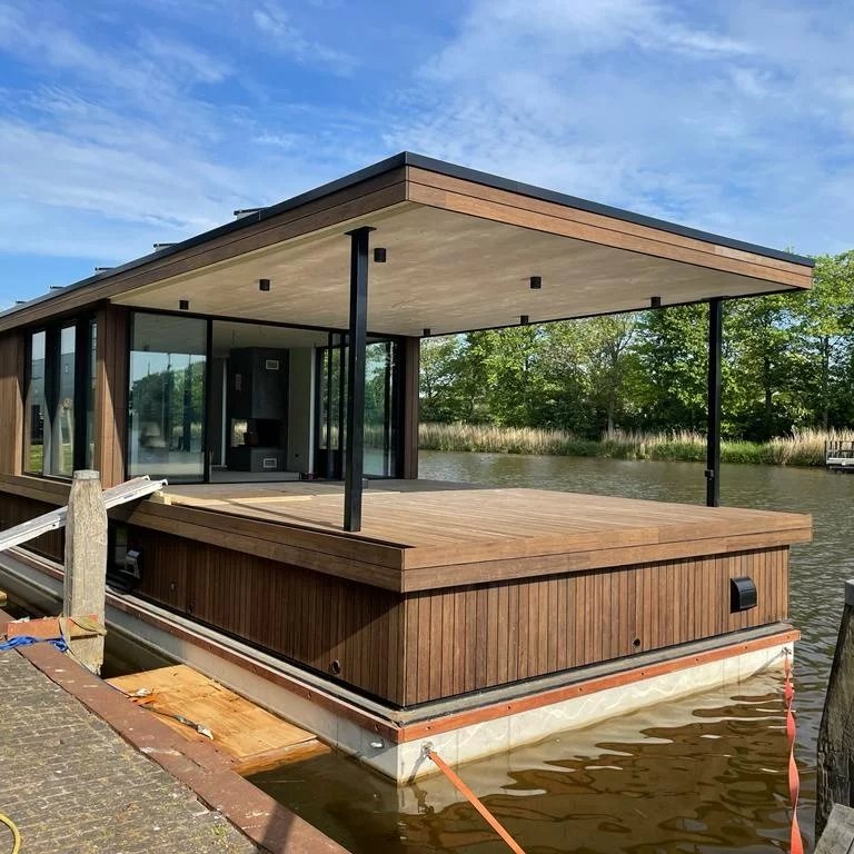 arkenbouwtweet's tweet photo. Deze prachtige waterwoning ligt bij ons in aanbouw naar een ontwerp van @architect_Ams . De woning heeft een klh dak,  @tudorkozijnen en bamboo gevelbekleding. 

#abc #abcwaterwoningen #waterwoning #water #nieuwbouw #wonenophetwater #drijvendwonen #arkenbouw #woonark https://t.co/8ufZQyWRdA