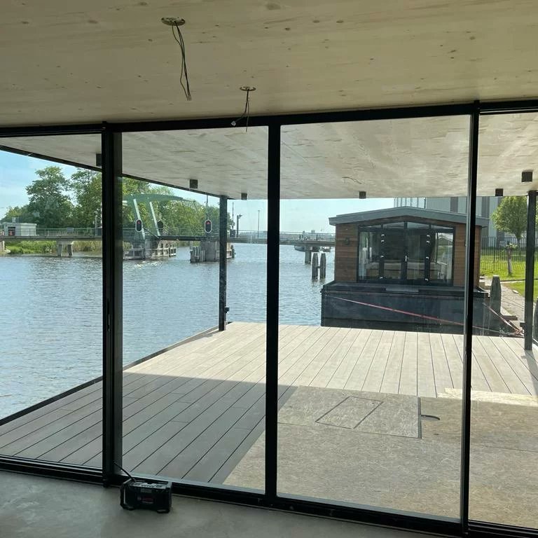 Deze prachtige waterwoning ligt bij ons in aanbouw naar een ontwerp van <a href="/architect_Ams/">Ronday Architecture</a> . De woning heeft een klh dak,  @tudorkozijnen en bamboo gevelbekleding. 

#abc #abcwaterwoningen #waterwoning #water #nieuwbouw #wonenophetwater #drijvendwonen #arkenbouw #woonark