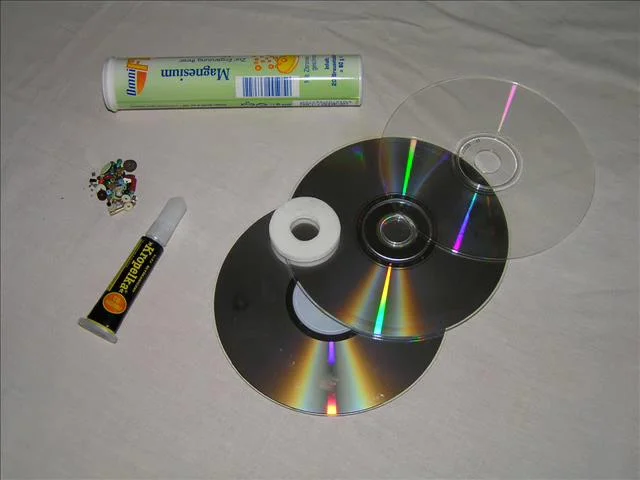 Как делают диски видео. Производители легкосплавных дисков. Распиленные диск. Станок для штамповки лазерных дисков. Калейдоскоп из дисков.