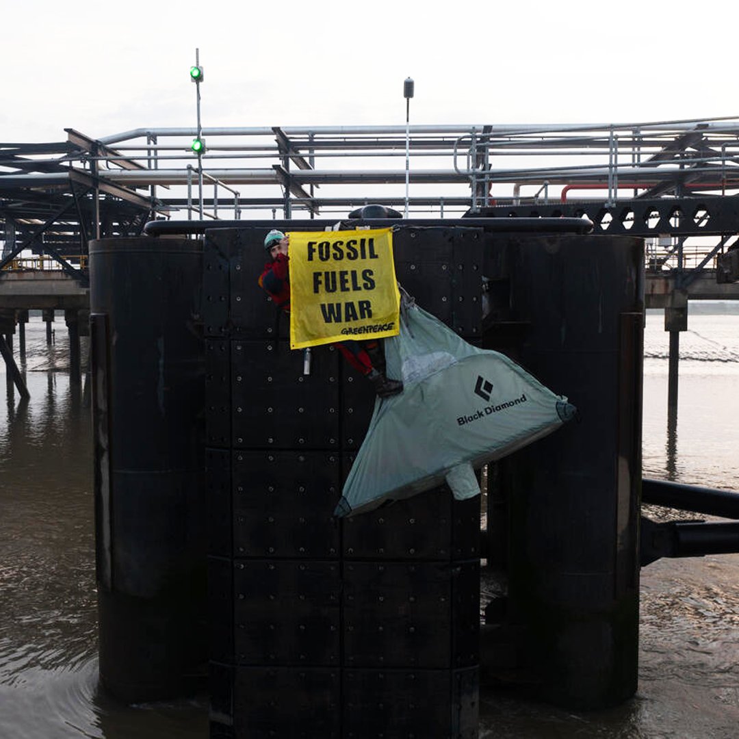 GreenpeaceUK's tweet photo. Benji has spent the past 12 hours hanging from a jetty on the River Thames. 

They’re stopping a Russian tanker from offloading tons of Russian diesel in the UK. 

Fossil fuels fund Putin’s war. @BorisJohnson will you prevent this ship from selling to the UK?

RT to show support. https://t.co/ql0KVvZI6M