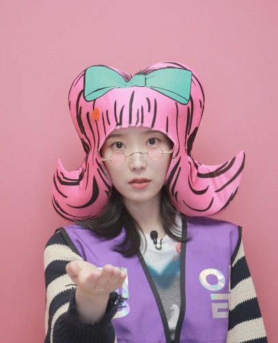 Busy_Listening's tweet photo. PD: Do you have money?
🐥: (Flexing) Money is all I have.

Next moment,
🐥: Money please~ Need to take more photos. 📸

#아이유 #IU 
#30SpringsWithIU
#서른살의봄_지은아_생일축하해 
#IU_Springof30 #HappyIUday https://t.co/SegpV7uZ1E