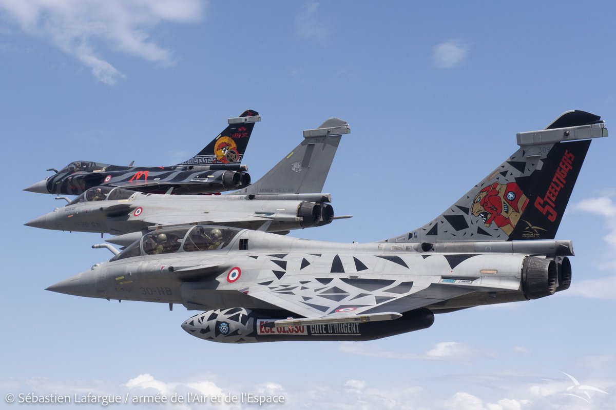 ALBF_podcast's tweet photo. Non mais regardez la classe internationale de ces rafales, la puissance au service de la France 🇫🇷🔥 https://t.co/8YxeiczH5Y