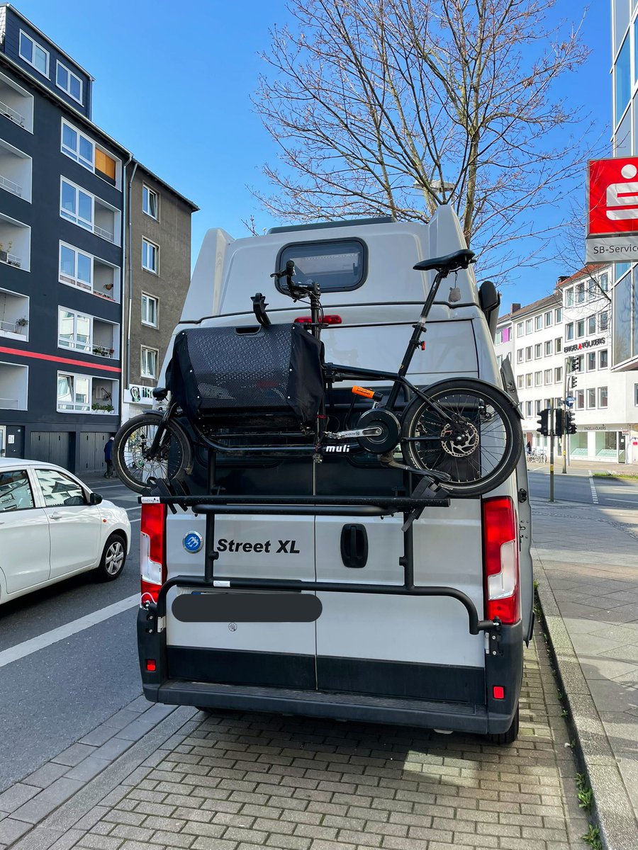 KnorDavid's tweet photo. Für alle, die sich schon mal gefragt haben, ob ein #Lastenrad auf ein Gepäckträger passt ;-) #mulicycles #eurocarry #knaus https://t.co/DWXTeFACJ4