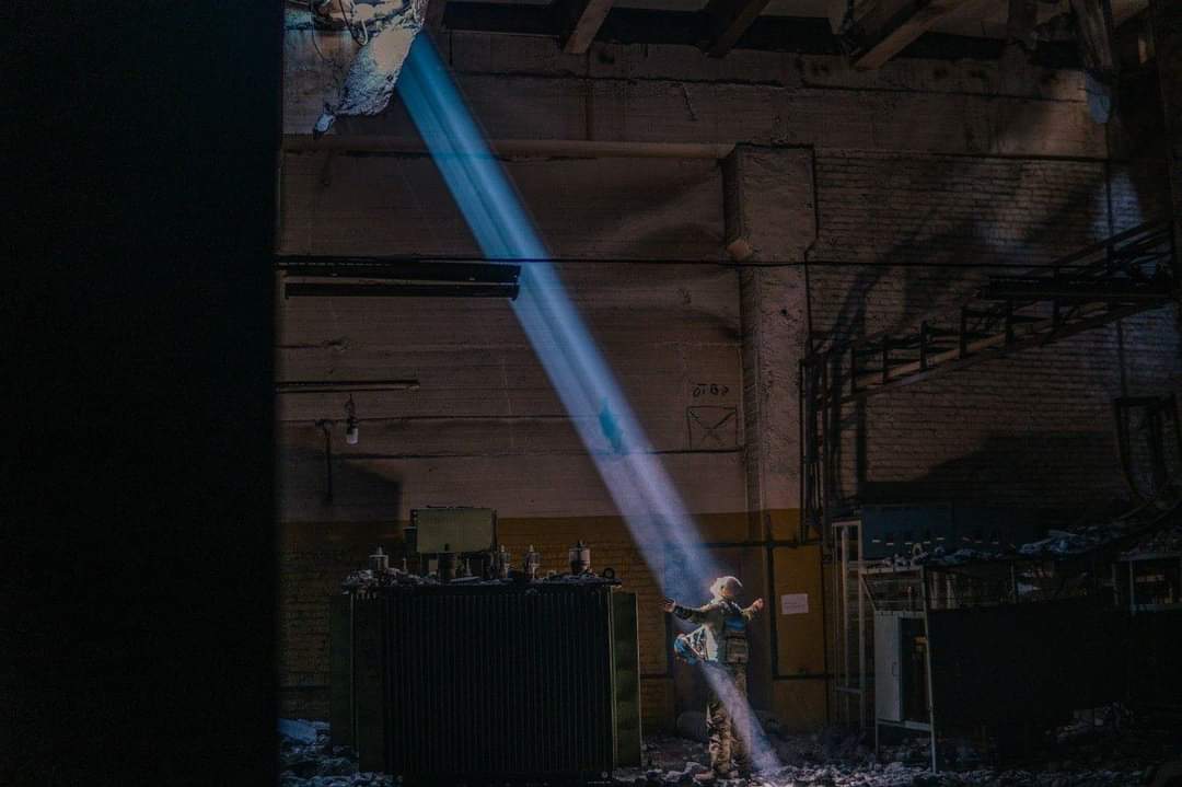 NewVoiceUkraine's tweet photo. Ukrainian defender of the Azov Regiment Dmytro Kozatskyi published a photo taken on the territory of the blocked Azovstal plant.

It has already become cult! https://t.co/nKLXA58TAs