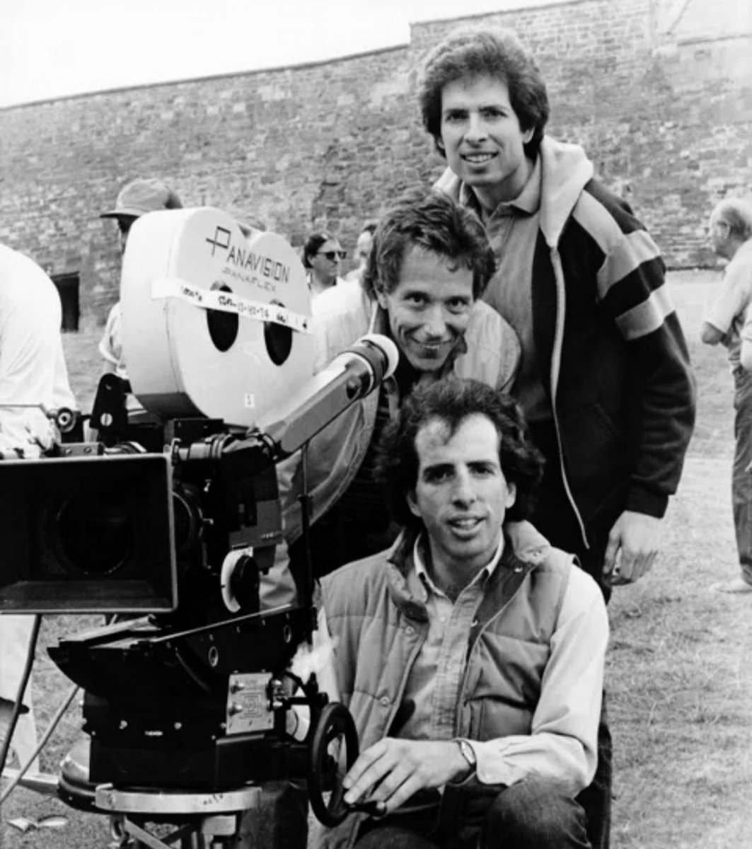 JuanmadelaPoza's tweet photo. #JimAbrahams, #DavidZucker y #JerryZucker en el set de #AterrizaComoPuedas (1980), una de las obras maestras de la #ComediaAbsurda, el delirio cinematográfico más desternillante del #CineModerno, que vas a poder ver esta noche en #DíasDeCineClásico. @GerardoQuietMan @DiasDeCine https://t.co/MTCrm780rg