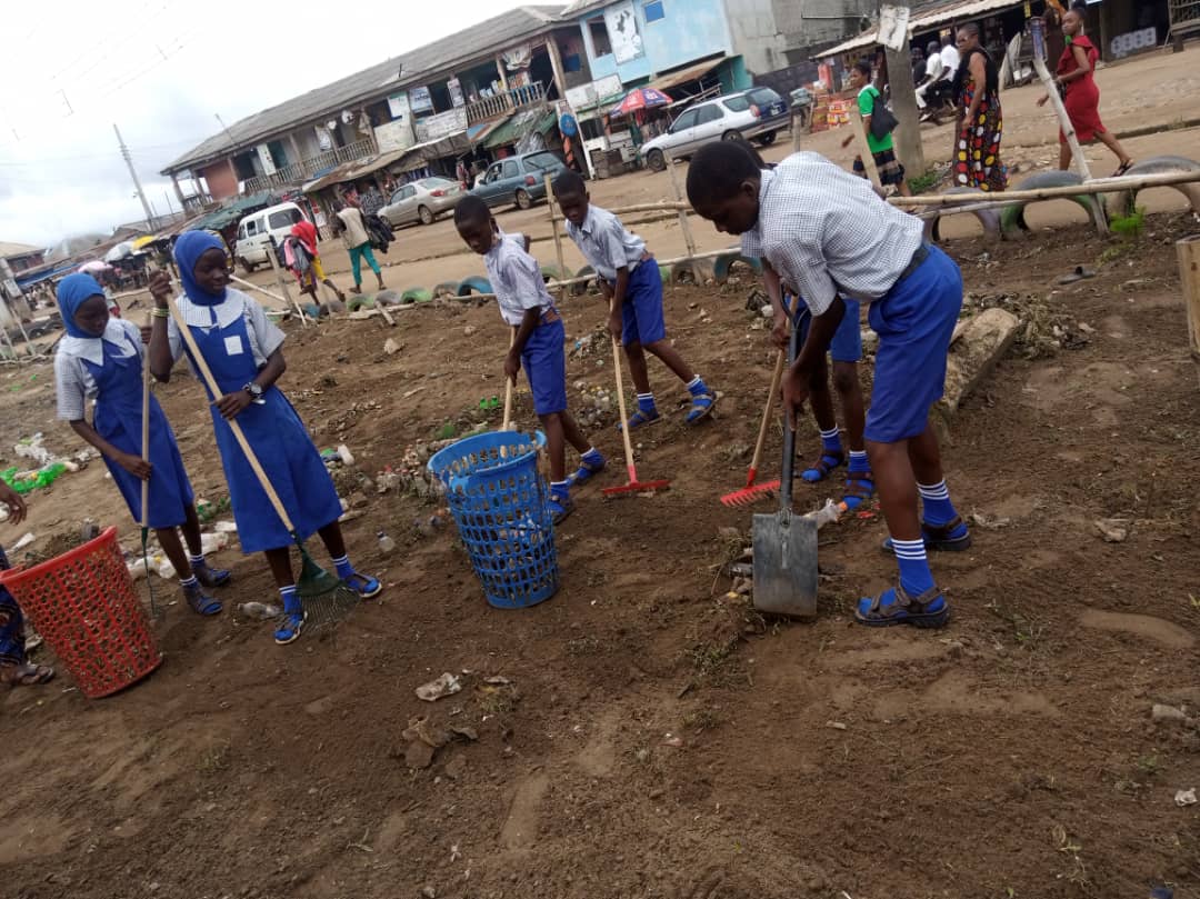 fabenigeria's tweet photo. Our #ecocoordinators and #ecoambasssadors with @ecoschoolsng always make keeping their environment clean their top priority.

Share this with others if you agree.

 #climateactioninyourarea #climatechangeNigeria #environmentalsustainability #fabeinternationalfoundation https://t.co/O3iBnxCpNF