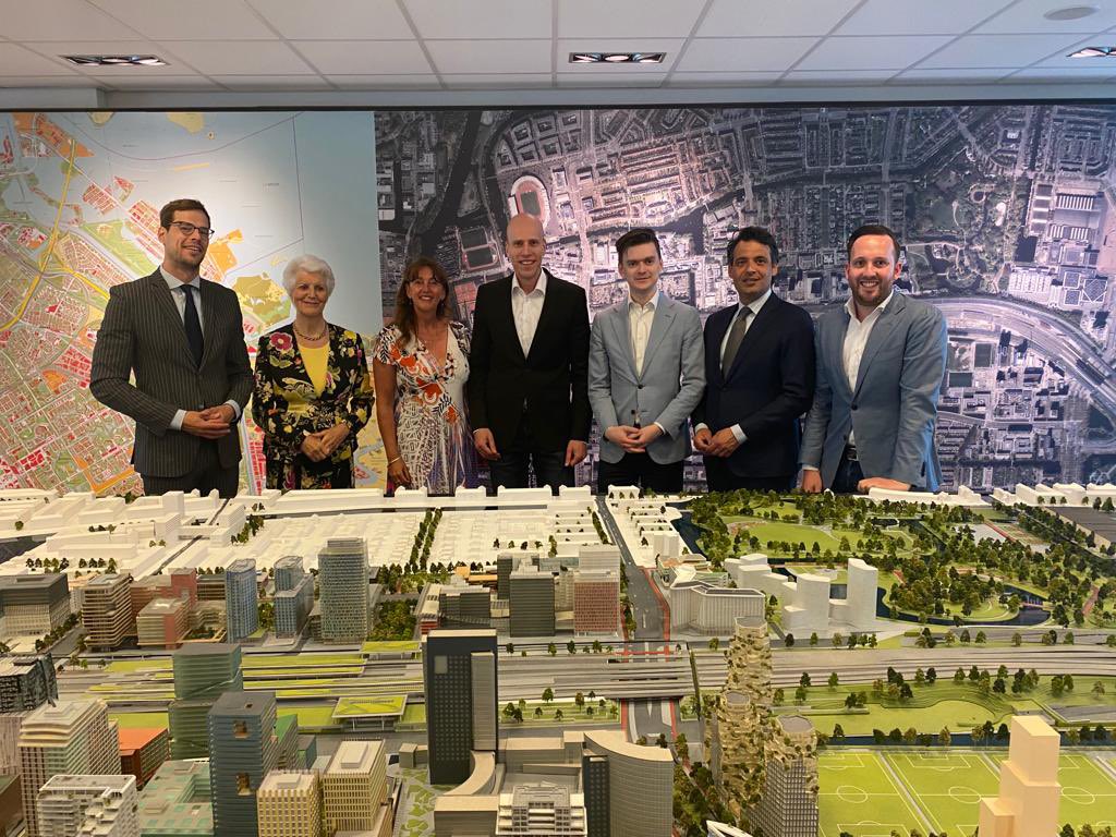 De A10 Ring Amsterdam is één van de verkeersdraaischijven van NL. We gaan hiervoor de A10 Ring Amsterdam-Zuid verbreden. Goed om vandaag te spreken over de voortgang en de maquette van de Zuidas te zien.