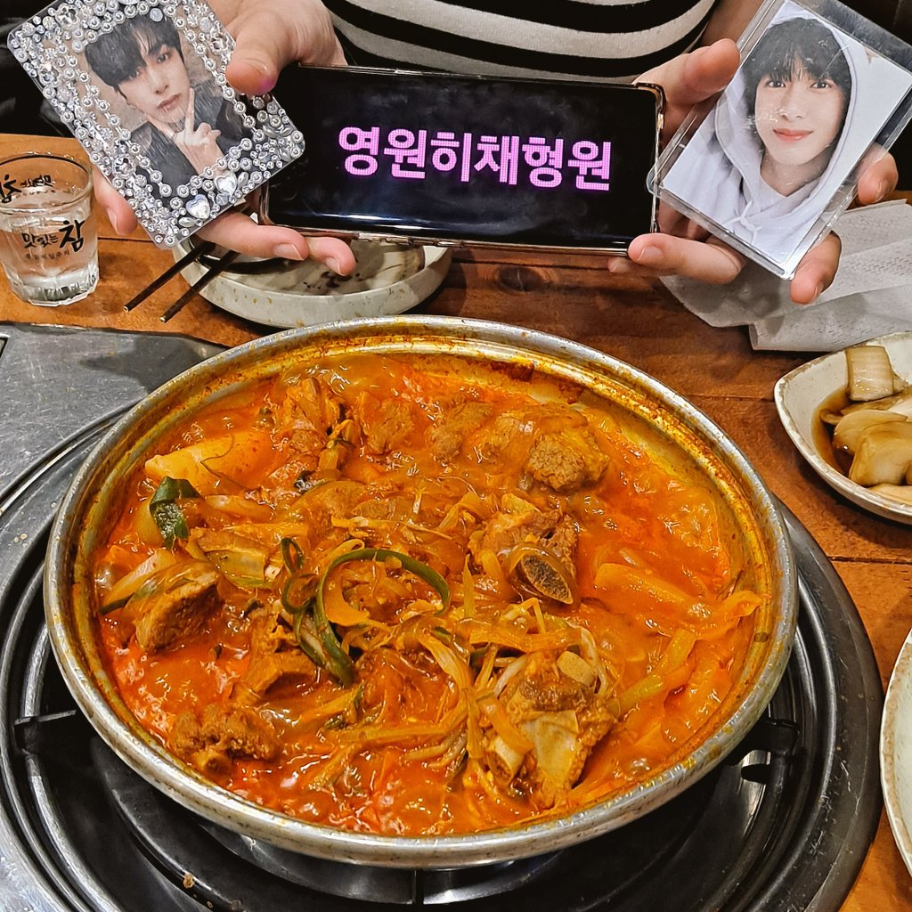 midnightexists's tweet photo. 갈비찜 앞에서 맹세합니다 우리 평.. 그거하기로함🙏 @ruby940115 https://t.co/3qWkerJTS2