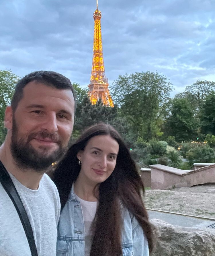 CoupleMark's tweet photo. Greetings from Paris. Swinger couples in Paris. 😈 https://t.co/Lsop5DfRvt