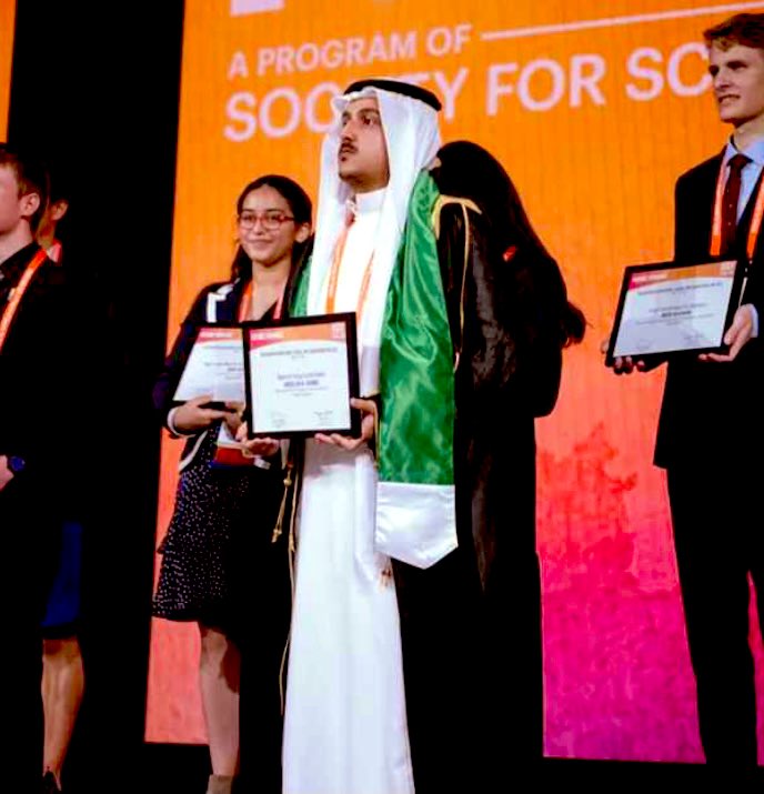 abunaif_sf's tweet photo. الطالب/عبدالله الغامدي
لم يصور الهمبورغر ولا دعايات للشواحن ولم يكن بهلوانياً بالتيك توك ..
بل أتقن عزل الهيدروجين عن الماء،  وفاز بجائزة  ( ISEF ) لعلماء المدارس الثانويه في العالم ممهداً بذلك خفض تكاليف استخراج وخزن الهيدروجين مستقبلاً وعمره ( ١٧ ) عاماً ،، ماشاءالله🇸🇦🌺 https://t.co/KSEATaG3V0