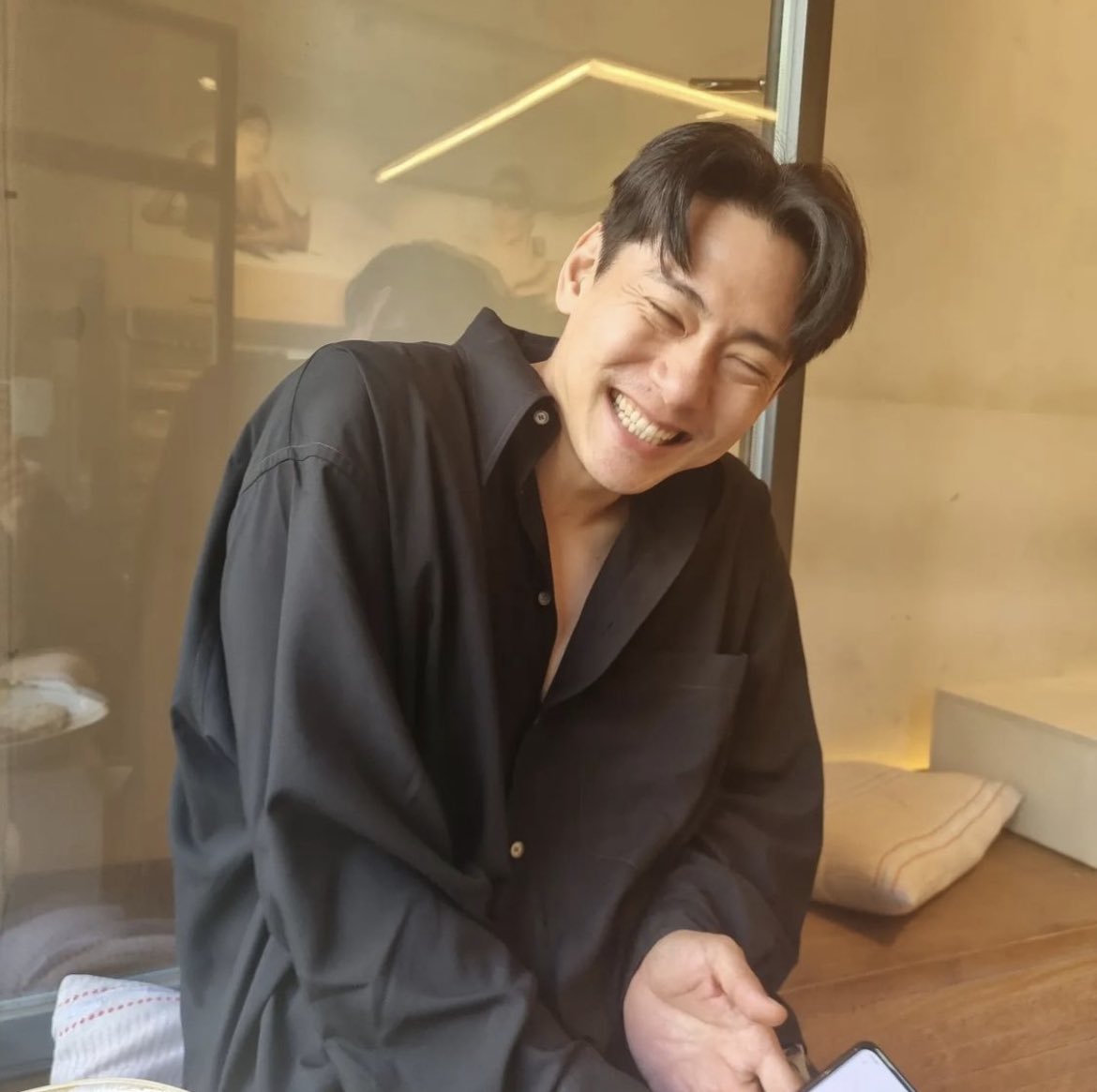 h3llostrang3r's tweet photo. 미친 이건 정말 즐겁고 신난 찐웃음아니고는 설명불가 아니냐구요?!!? 뭐가 그렇게 즐거운지 저 뒤에 쿠션이라고 되고싶은마음🤪 https://t.co/3B0zoV4qX5