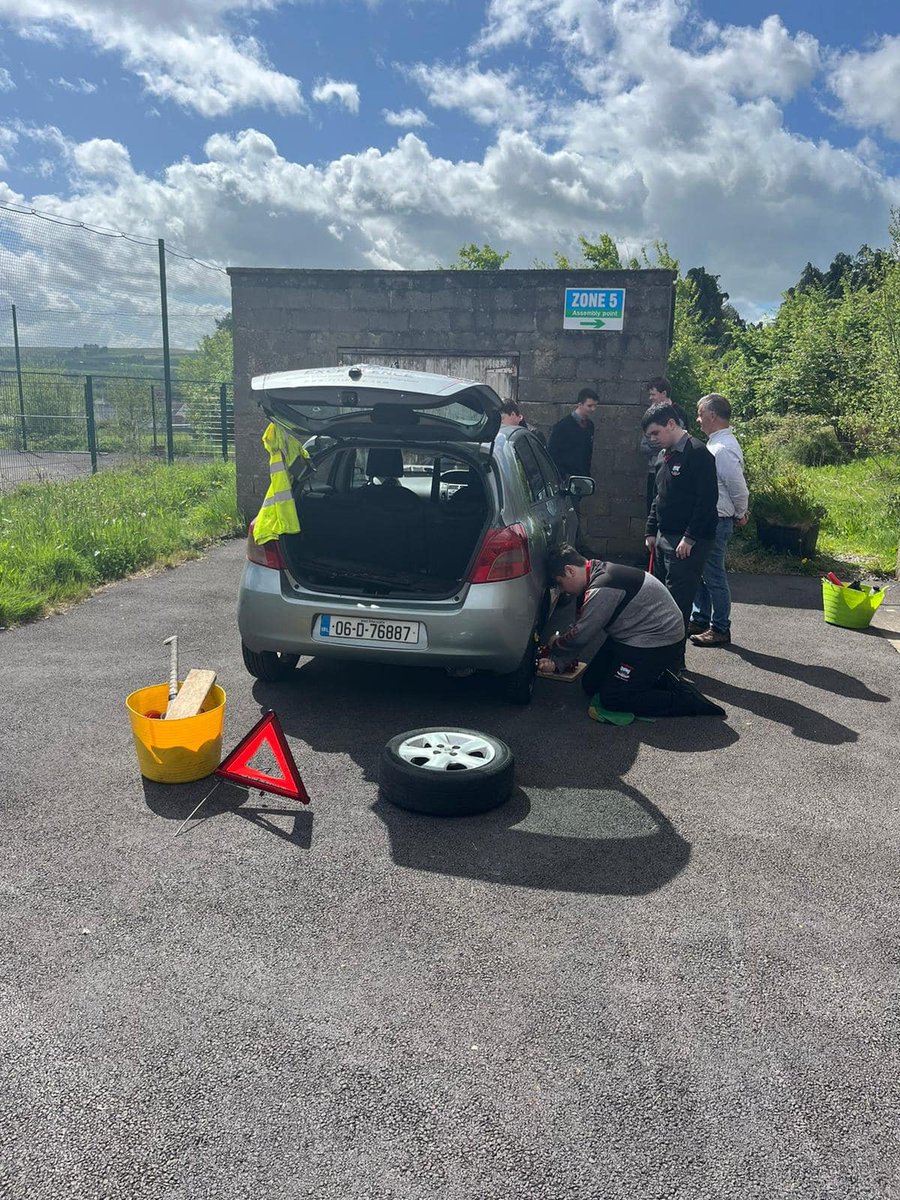 CFionnchua's tweet photo. TY's had a skills building workshop with the 'Irish School of Excellence' and completed modules in road safety, preparation for the driving theory test, and even experienced driving a car. #LifeSkills #tyactivities https://t.co/6CnVfknsl1