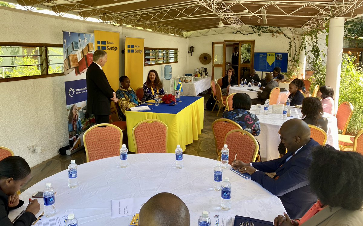 SwedeninZM's tweet photo. New agreement signed b/w #Sweden and #Zambia! 

DG Sweden Board of Trade @Kommerskoll Mr @AndersAhnlid 🇸🇪 and PS Ministry of Commerce, Trade &amp; Industry Mrs Chawe Chuulu 🇿🇲 has signed a new MoU, aimed at strengthening the ministry &amp; increasing Zambia’s export ⬆️

#SweZam🇸🇪🇿🇲 https://t.co/6L5PLzS2tS
