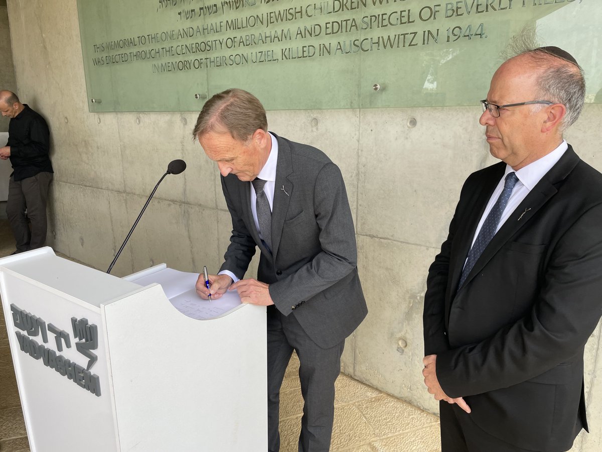 BVB's tweet photo. Hans-Joachim #Watzke, Vorsitzender der Geschäftsführung von Borussia Dortmund, trägt sich ins Gästebuch von @YadVashemDE ein. 

Neben ihm: Dr. Haim #Gertner (Director International Affairs; Yad Vashem) 

#BorussiaVerbindet #WeRemember https://t.co/qahEX96usI