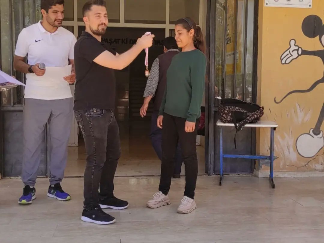 srnc_ilkorta's tweet photo. Bahar şenlikleri etkinlikleri kapsamında dart turnuvasında kızlarda 1. olan Esra Aslandağ  ve erkeklerde 1. olan İsmail Aslandağ isimli öğrencilerimizi tebrik ederiz. 😊 @EyyubiyeMem63 @sanliurfammem63 https://t.co/H7s6nMa2bn