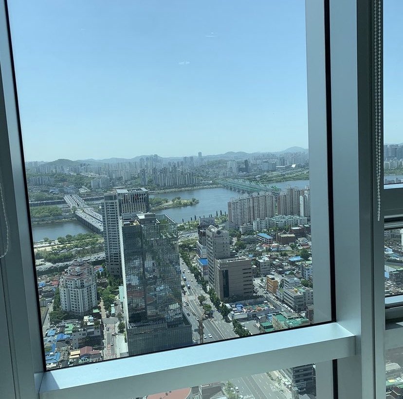 choishyunwook's tweet photo. i promise to be successful to stay in a house like this..

#doingparttime.. #hanriverview is nice

 https://t.co/y9QX1YiEb1 https://t.co/OHLWhE8V0f