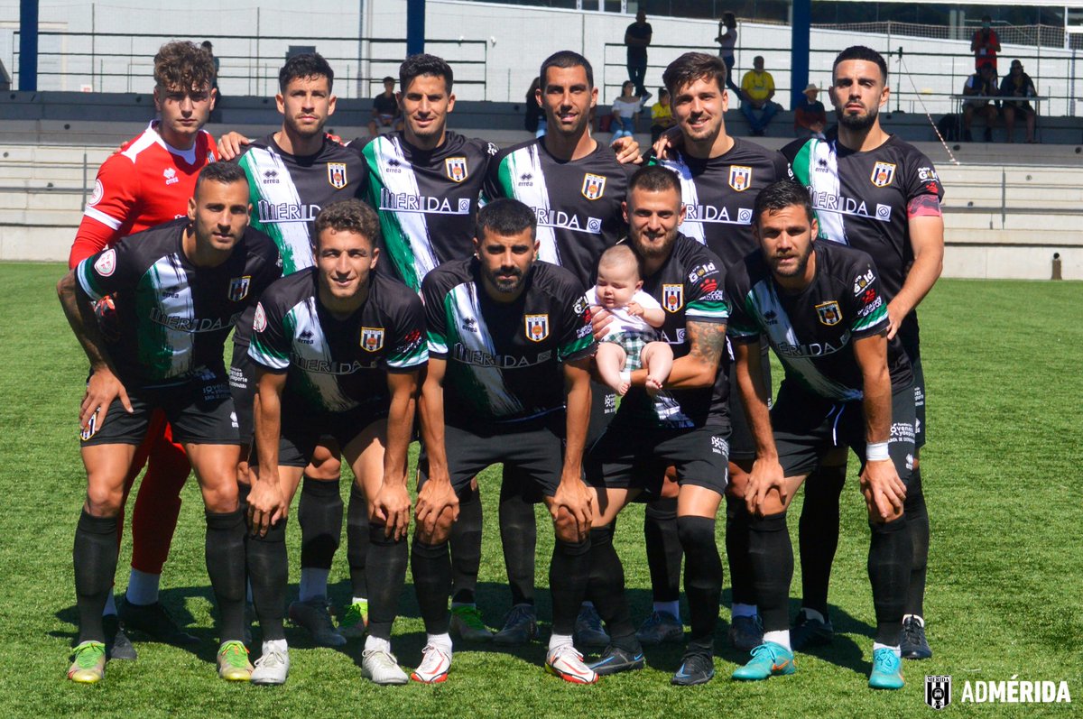 efe_merida's tweet image. Alineación del @UDLP_Cantera 1-3 @Merida_AD (15/5/2022). Arriba, de izquierda a derecha: @Adriarojasprat @felipe2alfonso @dieggolpezz @ManuelBonaque @PedroLagoa10 @nachoglez94 Abajo de izquierda a derecha: @aitor_pons11 @guillermoperero @JoseGaspar22 @jose_artiles93 y @lolitopla7