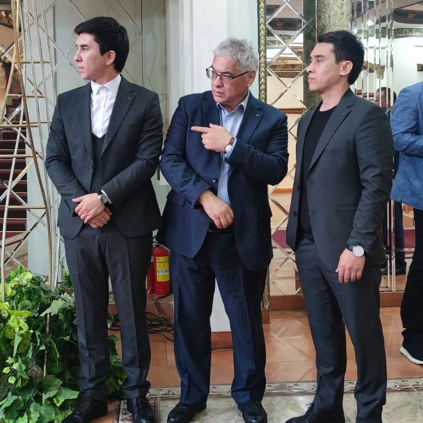 Худога шукр, кенжа ўғлимни ҳам уйлантирдик. 2 та акаси 2 томонимдан тоғ бўлиб туриб берди. Етказганига шукр!