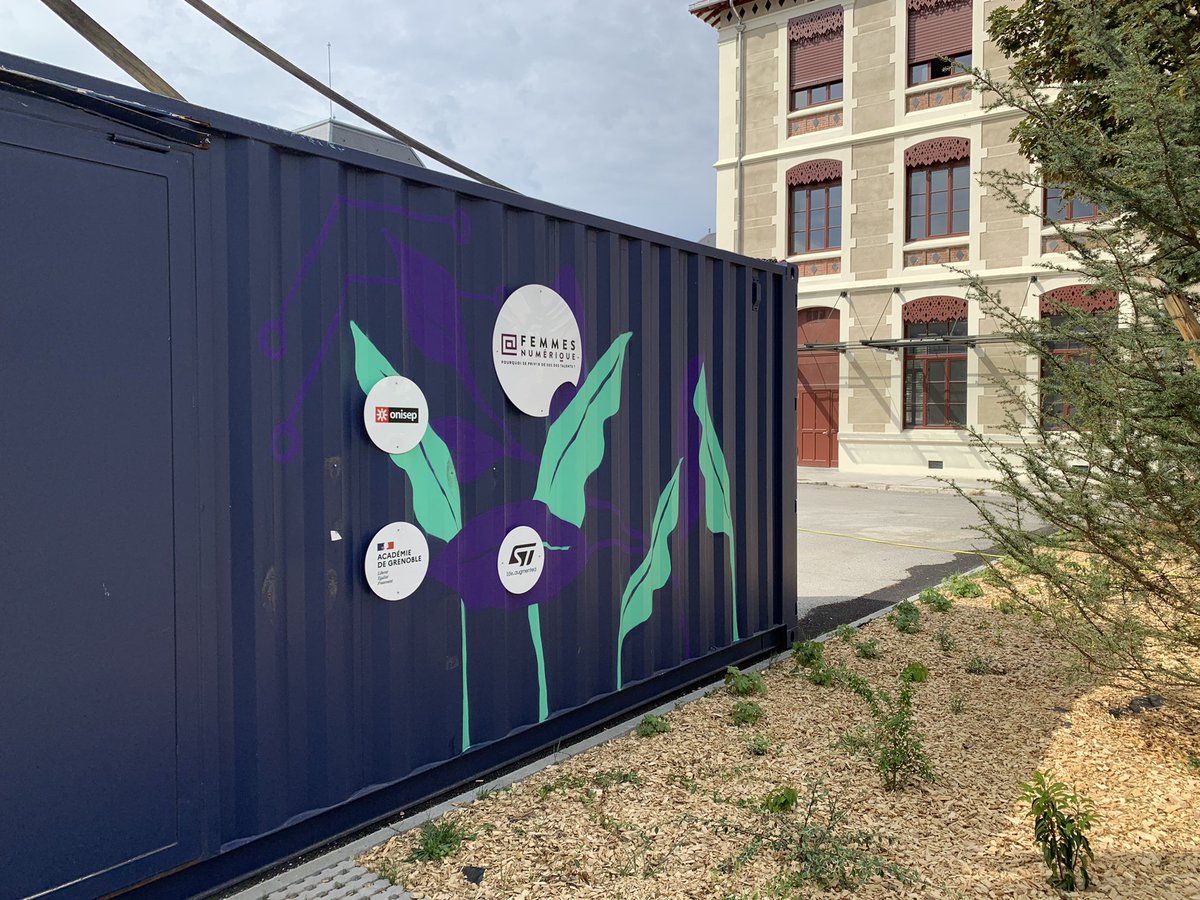 Champollion38's tweet photo. Arrivée et installation du container #parallaxe2050
@AlgoudLaffemas @acgrenoble @ia_da38 @AURAOrientation @RegionAcAura 
Offrir à nos élèves de 2ndes des temps de travail sur les métiers du numérique et des sciences de l’ingénieur.
Et à bien d’autres élèves dans les mois à venir https://t.co/EyjRUoqMWA