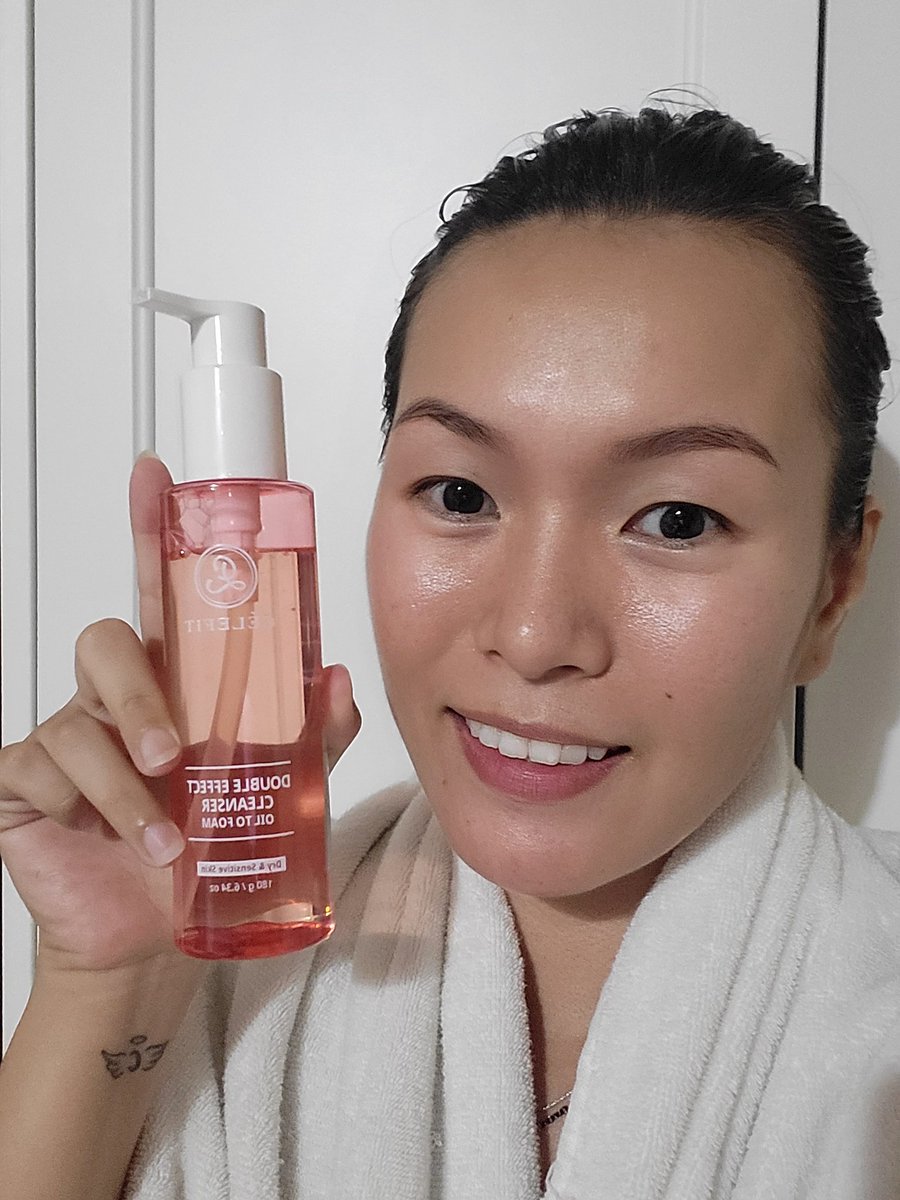 IchelScarlet's tweet photo. Gini nih.. ilangin minyak berlebih, makeuo dan kotoran. Gausah ribet2 pake banyak step!
Tinggal pump dan oleskan ke muka nanti dia hilang dan bilas deh, langsung seger!!
@celefit_id @hanyooraonni #celefit #oiltofoamcleanser #madedu #timonnicetar #beauty #beautyhack #dryskin https://t.co/nQdTCr1HB0