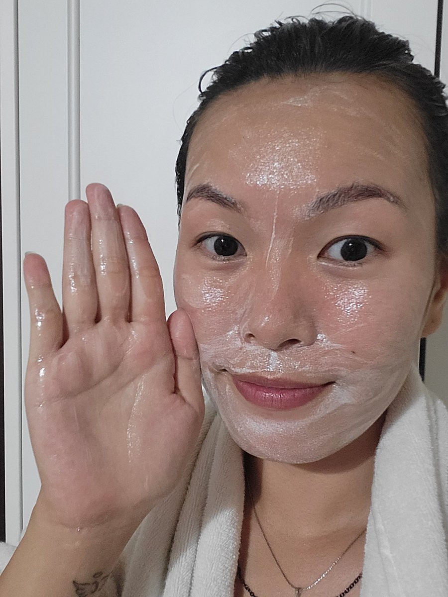 IchelScarlet's tweet photo. Gini nih.. ilangin minyak berlebih, makeuo dan kotoran. Gausah ribet2 pake banyak step!
Tinggal pump dan oleskan ke muka nanti dia hilang dan bilas deh, langsung seger!!
@celefit_id @hanyooraonni #celefit #oiltofoamcleanser #madedu #timonnicetar #beauty #beautyhack #dryskin https://t.co/nQdTCr1HB0