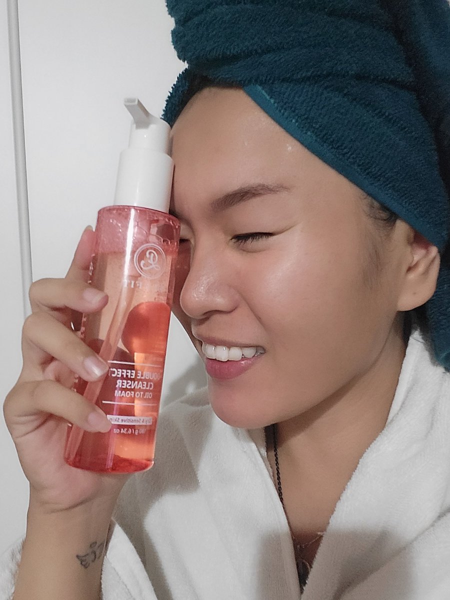 IchelScarlet's tweet photo. Gini nih.. ilangin minyak berlebih, makeuo dan kotoran. Gausah ribet2 pake banyak step!
Tinggal pump dan oleskan ke muka nanti dia hilang dan bilas deh, langsung seger!!
@celefit_id @hanyooraonni #celefit #oiltofoamcleanser #madedu #timonnicetar #beauty #beautyhack #dryskin https://t.co/nQdTCr1HB0