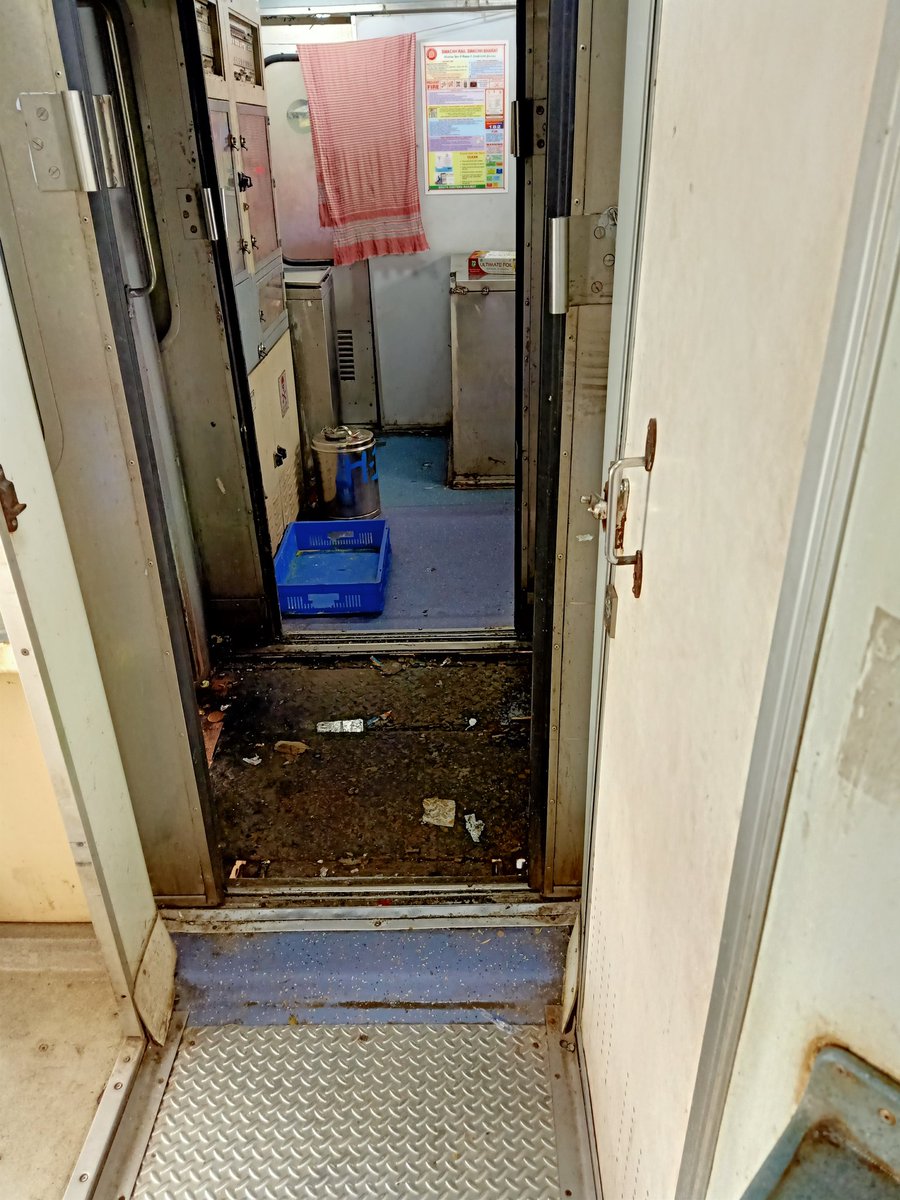 BishnuRath12's tweet photo. There is no inspection of safety gadgets from last month.
@AshwiniVaishnaw @RailMinIndia https://t.co/q06AS6yx2G