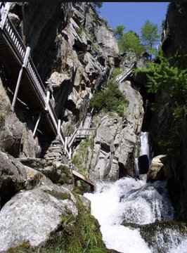 STMediaCH's tweet photo. Geheimtipp! Das Tal der Schluchten &amp; Wasserfälle im #Wallis! 
Mit @coop_chMagazin Redaktor #ThomasCompagno auf Wandertour im #Trienttal bei #Martigny! 
Drei grandiose &amp; wilde Schluchten zum Entdecken! 
@valaiswallis @Val_du_Trient
Wandertipp: https://t.co/ybgkD00Yjh https://t.co/UfxZa6IEqF