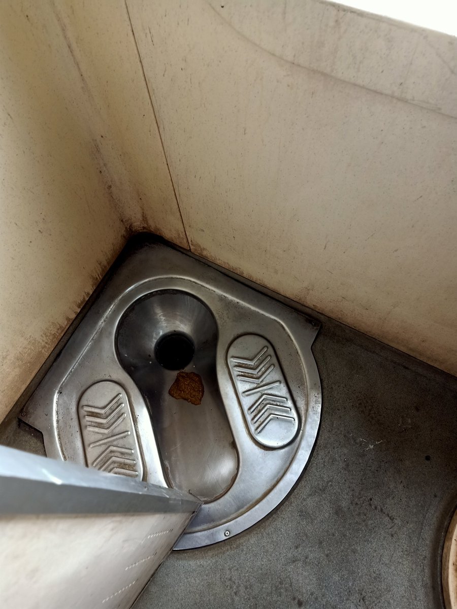 BishnuRath12's tweet photo. This is the current scenario inside the train. @AshwiniVaishnaw @RailMinIndia https://t.co/fhfoL9bYUM