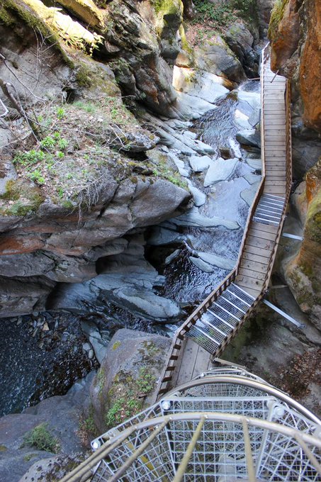 STMediaCH's tweet photo. Geheimtipp! Das Tal der Schluchten &amp; Wasserfälle im #Wallis! 
Mit @coop_chMagazin Redaktor #ThomasCompagno auf Wandertour im #Trienttal bei #Martigny! 
Drei grandiose &amp; wilde Schluchten zum Entdecken! 
@valaiswallis @Val_du_Trient
Wandertipp: https://t.co/ybgkD00Yjh https://t.co/UfxZa6IEqF