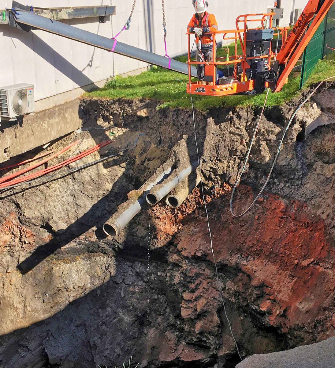 BRGM_fr's tweet photo. Dans la nuit du 2 au 3 mars 2021 un fontis se forme sous un bâtiment commercial à Saint-Etienne 🚧
Découvrez ce qu'il s'est passé :
➡️ https://t.co/OxGdttxKaI
#risques #mine #aprèsmine #fontis #saintetienne https://t.co/ehVbcYOfg3