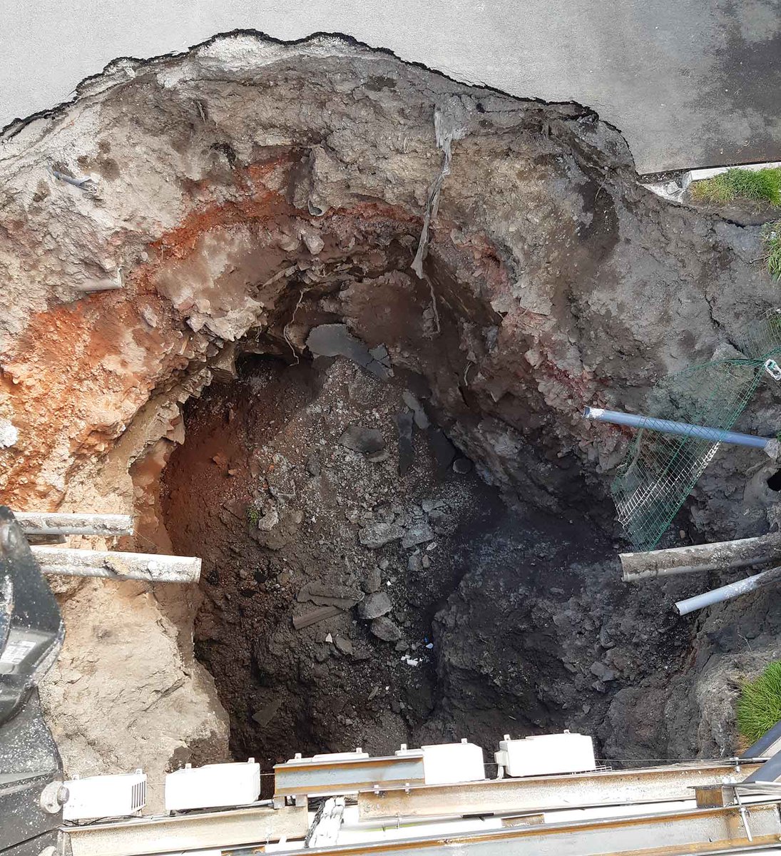 BRGM_fr's tweet photo. Dans la nuit du 2 au 3 mars 2021 un fontis se forme sous un bâtiment commercial à Saint-Etienne 🚧
Découvrez ce qu'il s'est passé :
➡️ https://t.co/OxGdttxKaI
#risques #mine #aprèsmine #fontis #saintetienne https://t.co/ehVbcYOfg3