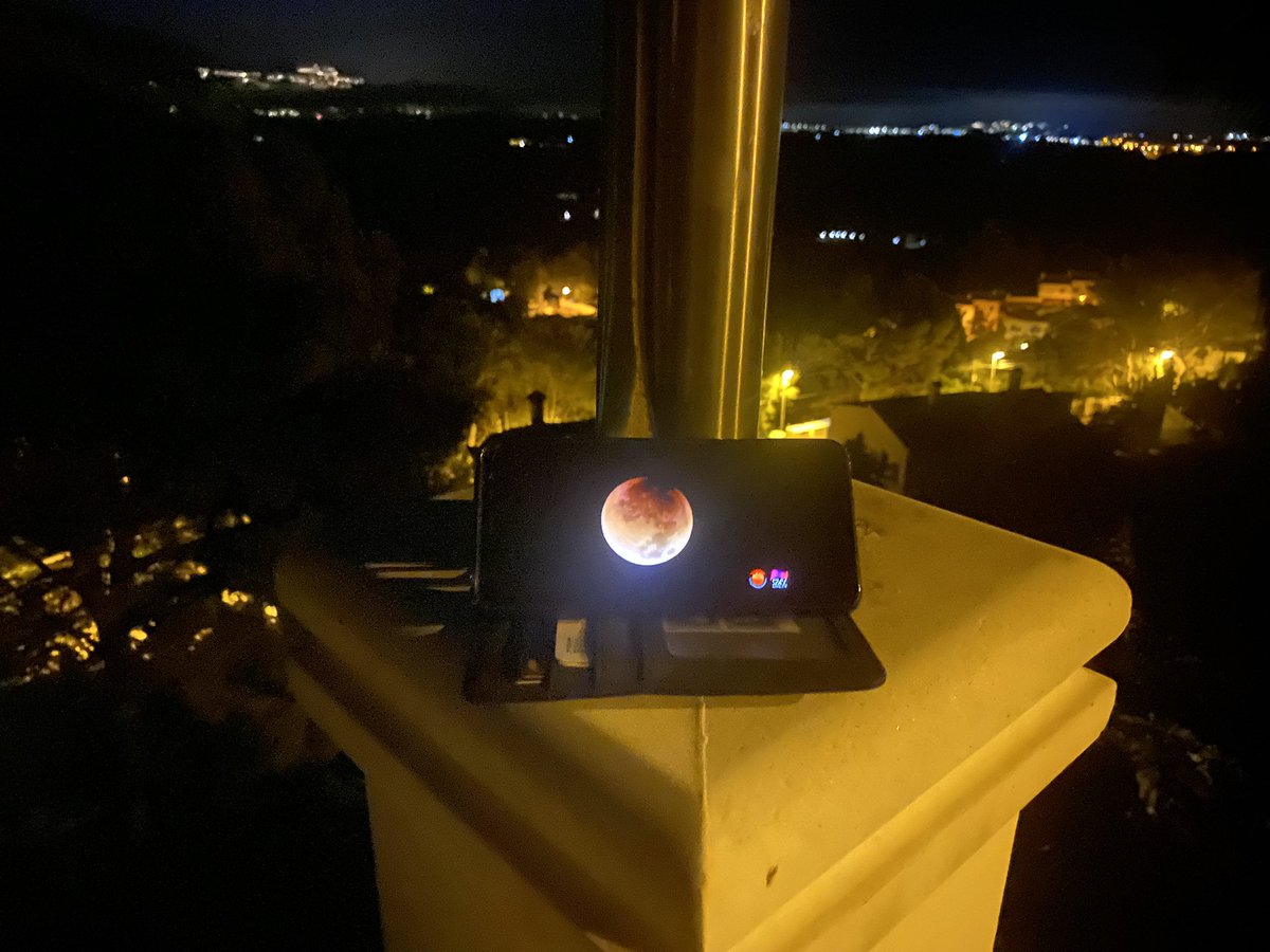 We zagen haar, vanochtend, de bloedmaan. Alleen iets anders dan we ons hadden voorgesteld. 😎