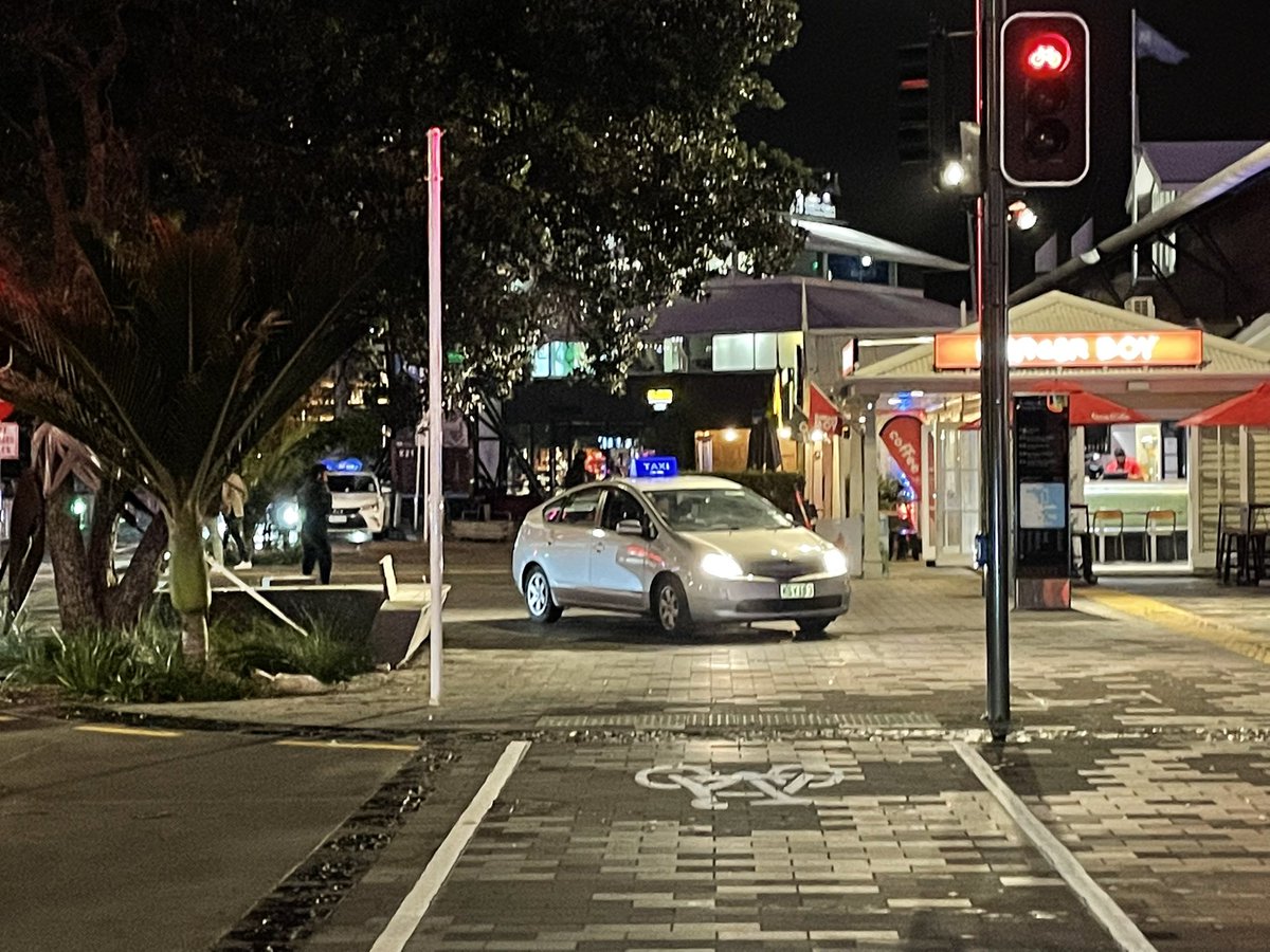 Why is nothing being done about this situation? It’s ongoing, easily solved but ignored and is a major safety issue on new infrastructure. <a href="/pippacoom/">Pippa Coom</a> <a href="/GraemeGun/">Graeme Gunthorp 🧭</a> Bollards were recently installed in Wynyard outside William’s so why not here? @CityAklccrg