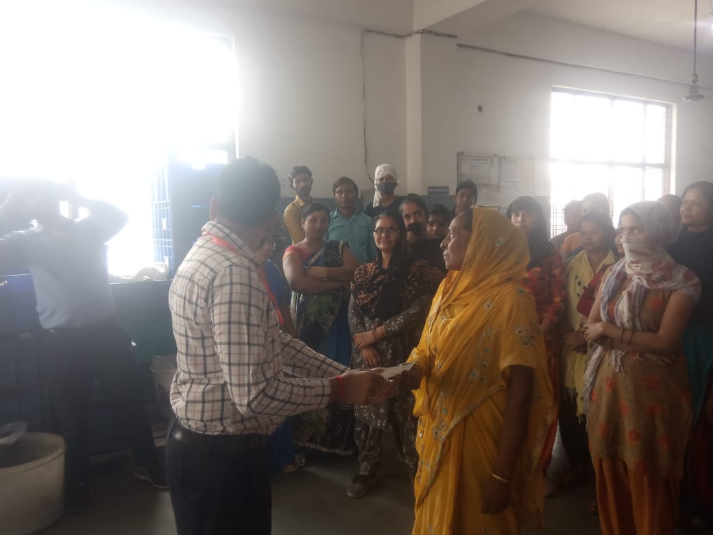 KesariaRubber's tweet photo. Girl Child Marriage Policy (Kanya Daan Policy) distribution in @KesariaRubber Binola Plant. #TeamKesaria trying to give a little contribution to every #girlchildmarriage of #KesariaPariwarMembers with 51K amount.

#kanyadaanpolicy #girlchildmarriagepolicy #kesariarubber https://t.co/ShSgAurShk