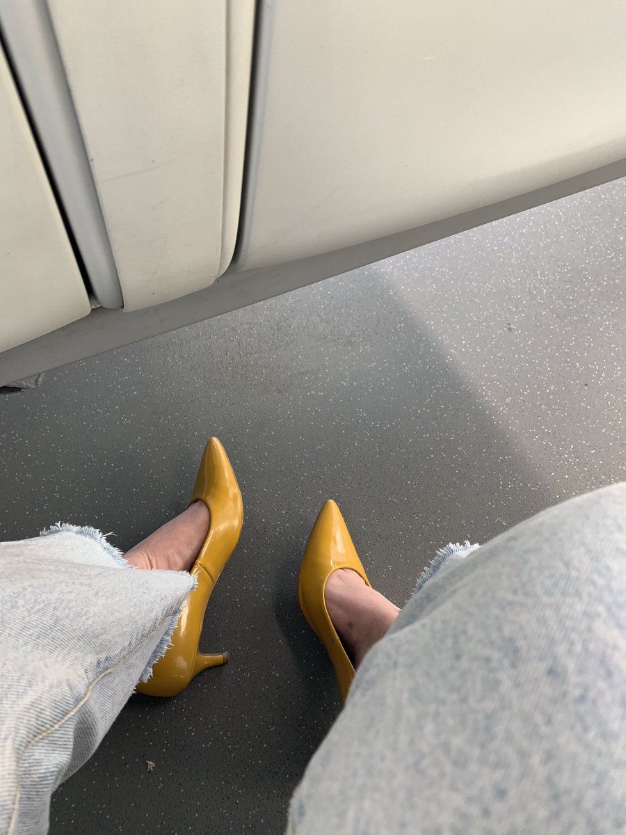 carlyccreative's tweet photo. On the train to #SimplyIC but the @TLRailUK train has broken down 😭

I also fell up the stairs at the station 😂

Very thankful the session I’m speaking at with @Advita_p is this afternoon not this morning!

Looking forward to meeting IC folks today! https://t.co/aqVpvtAriY