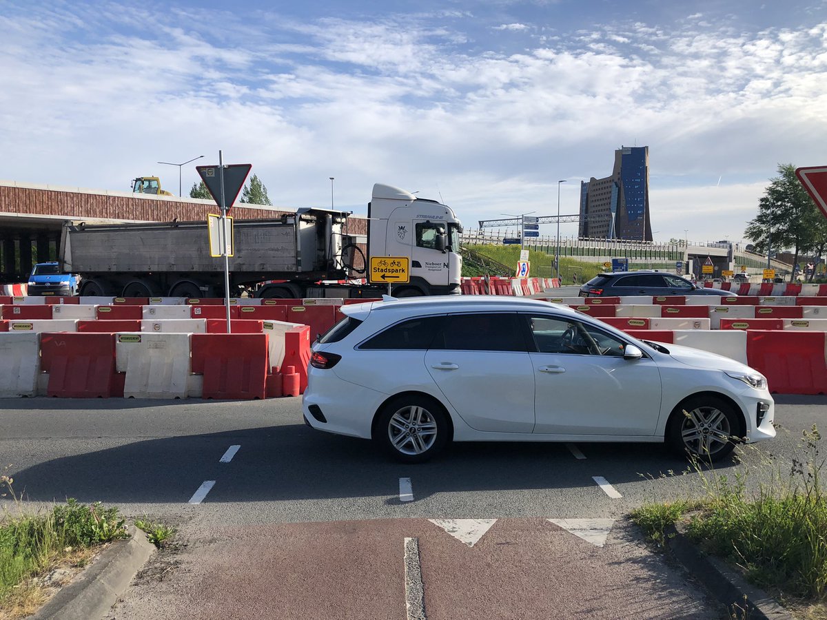 Henk2100's tweet photo. Lieve @gem_groningen ,bedankt voor de de ontbijtkoek ivm afsluiten tunnel piccardthof. Maar waarom staat er niemand verderop bij Laan Corpus den Hoorn fietsers te helpen. Levensgevaarlijk zo! Vooral voor de kinderen. https://t.co/blPrQksrvf